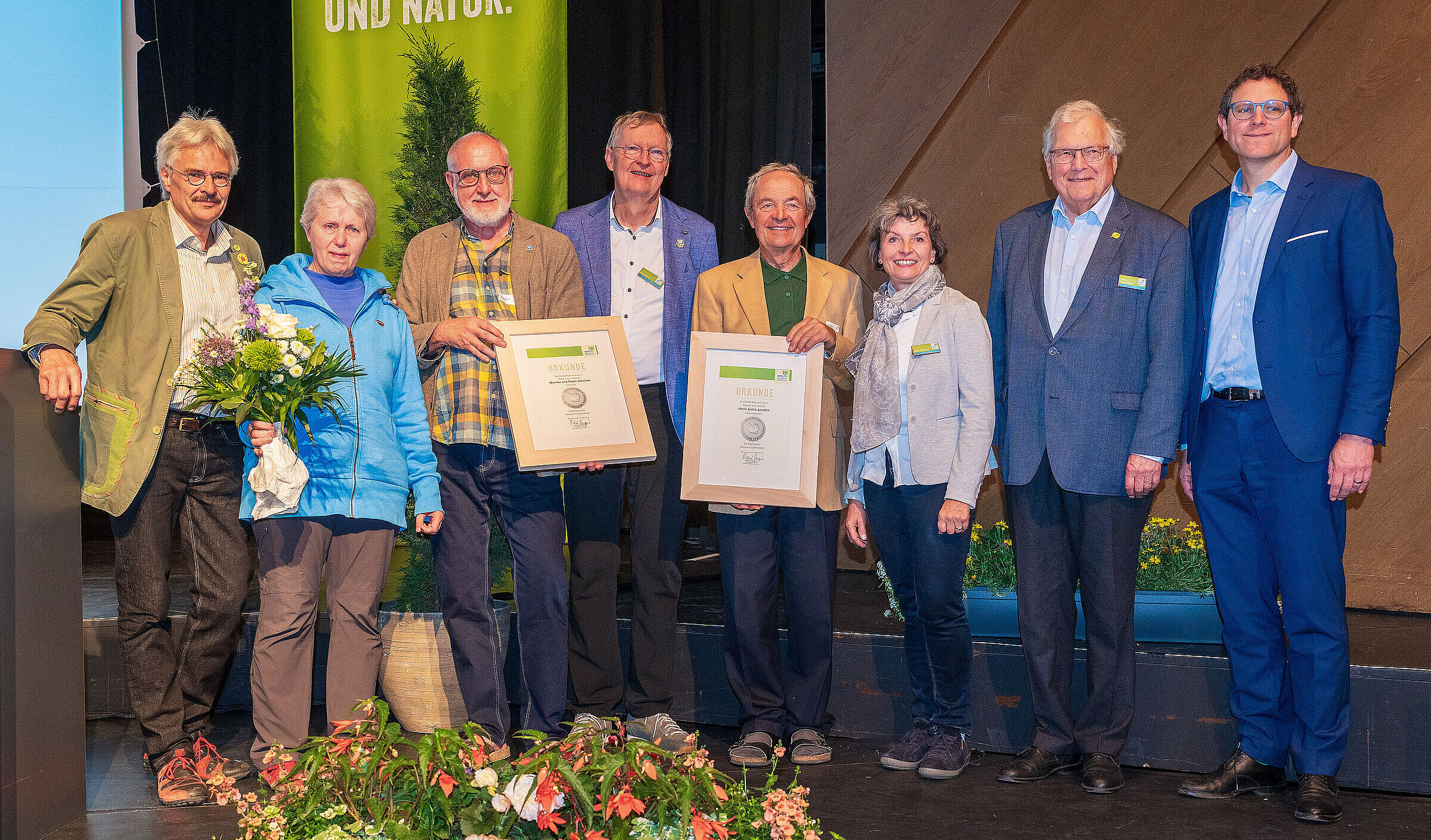 Gruppenfoto: Die Träger der Naturschutzmedaille stehen mit Mitgliedern des BN-Landesvorstands für ein Foto beieinander und halten ihre Ehrenurkunden.