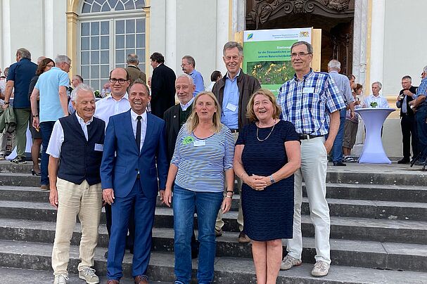 Staatsempfang Naturschutzwacht_hinten v. l.: Dr. Helmut Stocker, Richard Pröbstl, v. l.: Michael Pfaller, Harry Heine, vorne, v. l.: Franz Höcherl, Staatsminister Glauber, Regina Wegemann, Ehrenamts-Beauftragte der Staatsregierung Eva Gottstein. Foto: BUND Naturschutz Ebersberg