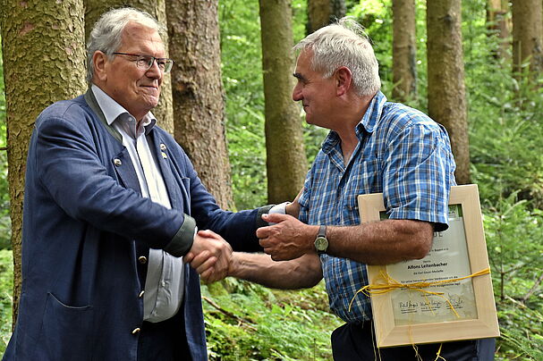 Prof. Dr. Huber Weiger, Ehrenvorsitzender des BN und Alfons Leitenbacher bei der Verleihung der Karl-Gayer-Medaille 2024