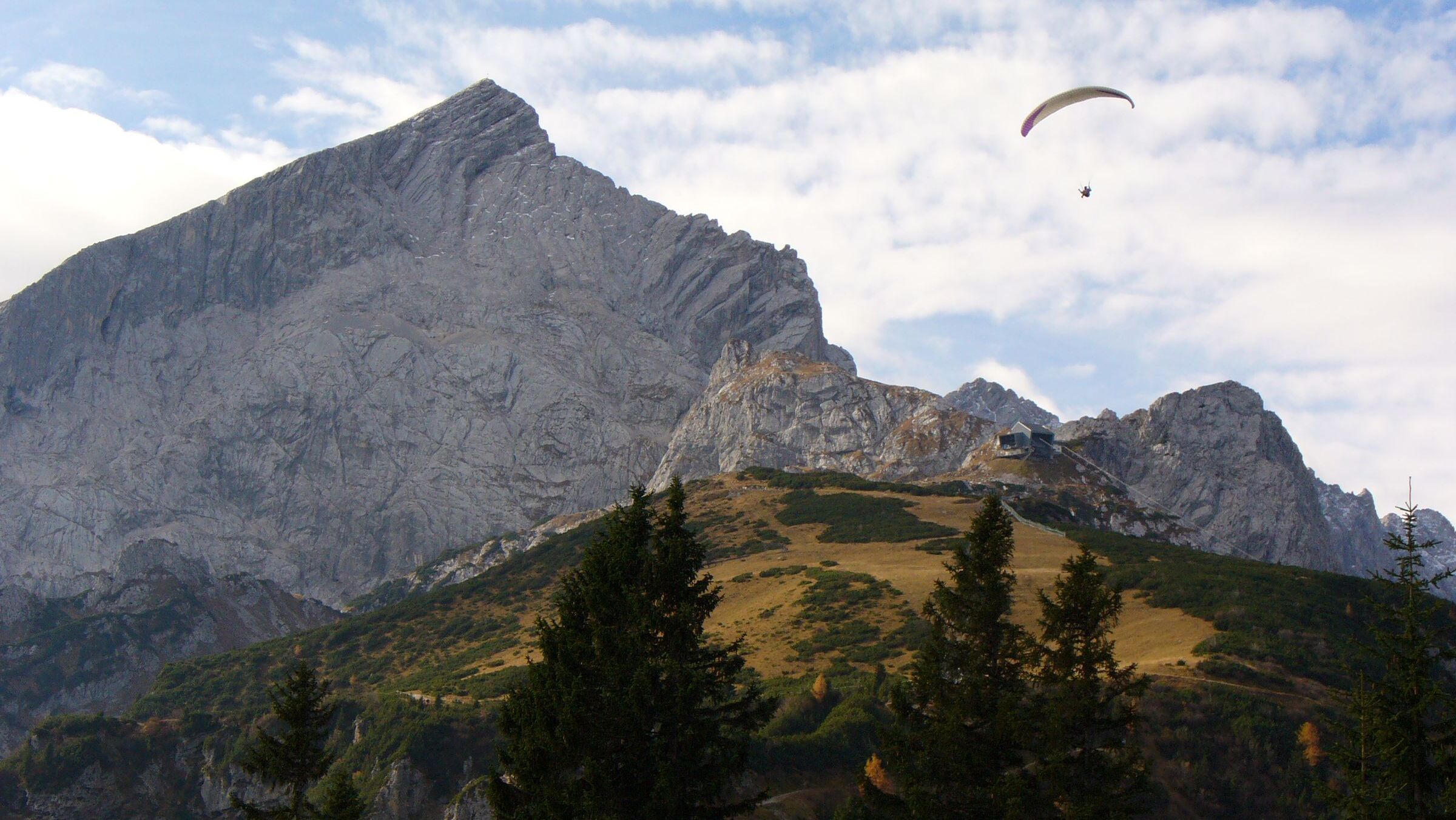 Der Alpenplan regelt auch Aktivitäten: lpspitze mit Gleitschirmflieger (Foto: Wikicommons/Rhaessner)