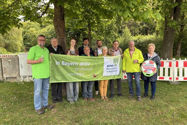 BN-Aktive vor der Stadthalle Treuchtlingen