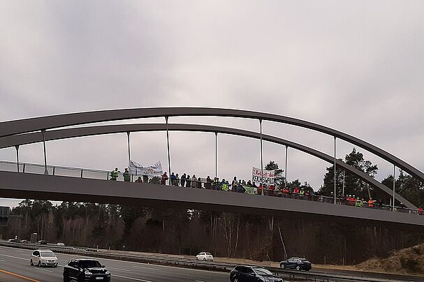 Protestradtour auf der Brücke über die A9