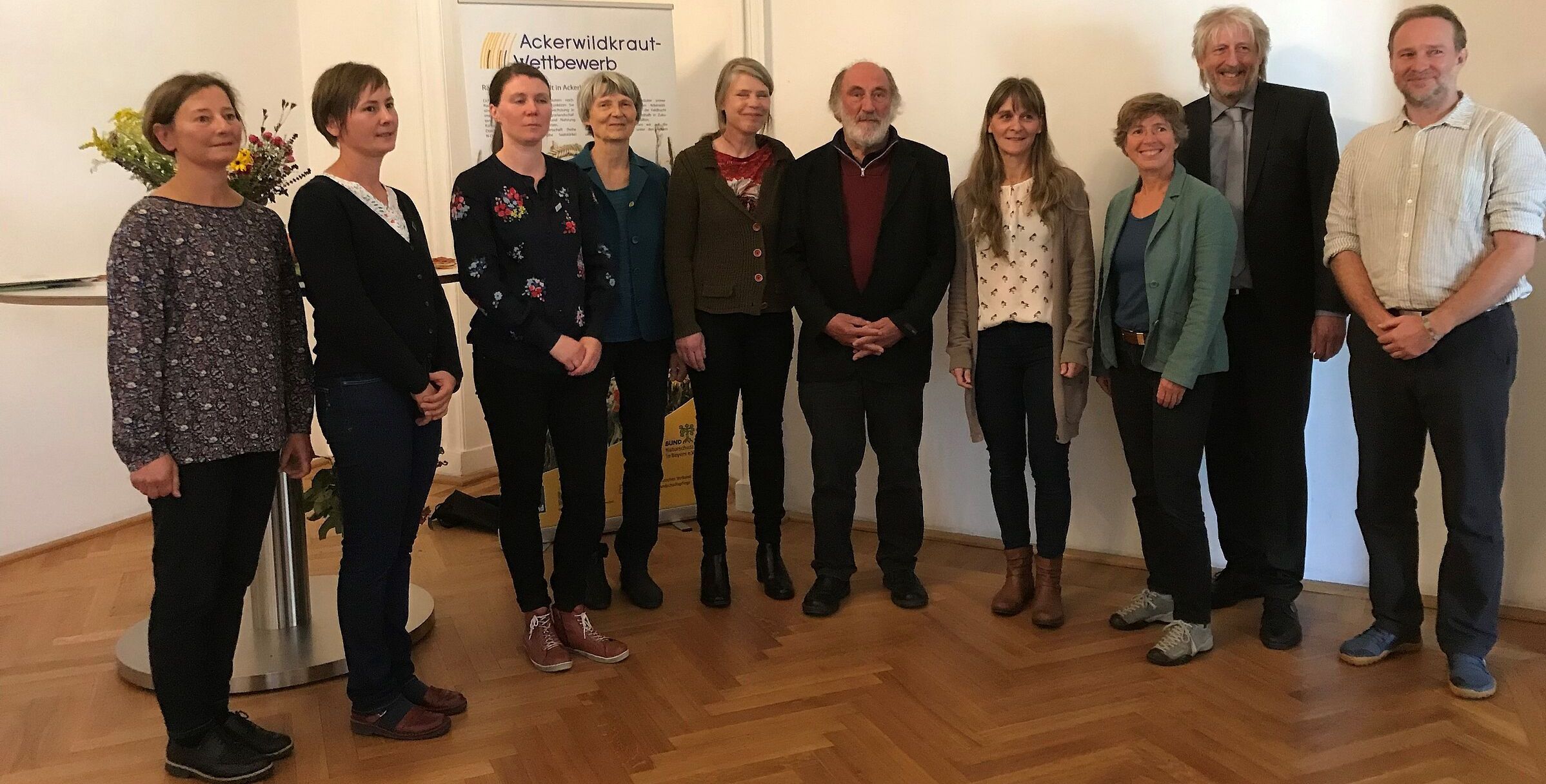 Die Veranstalter und Preisträger des Ackerwildkraut-Wettbewerbs 2022 (Foto: BN) Die Preisträger und Veranstalter des Ackerwildkrautwettbewerbs 2022 aufgereiht für ein Foto (Foto: BN)