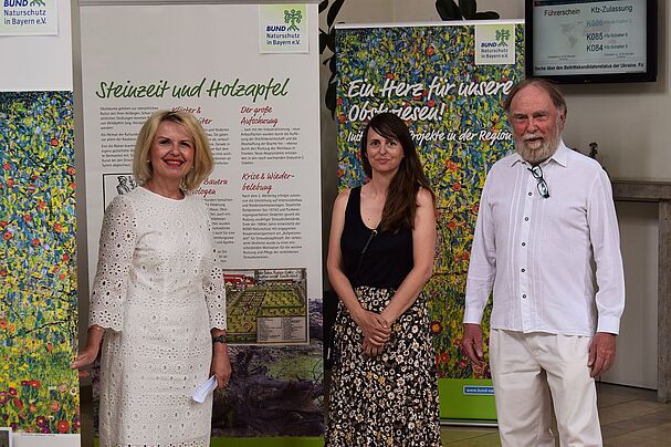 Landrätin Tamara Bischof, Katrin Gutknecht (Geschäftsstelle BN Kitzingen), Manfred Engelhardt (Vorsitzender BN KG Kitzingen) Foto: Alexander Kother