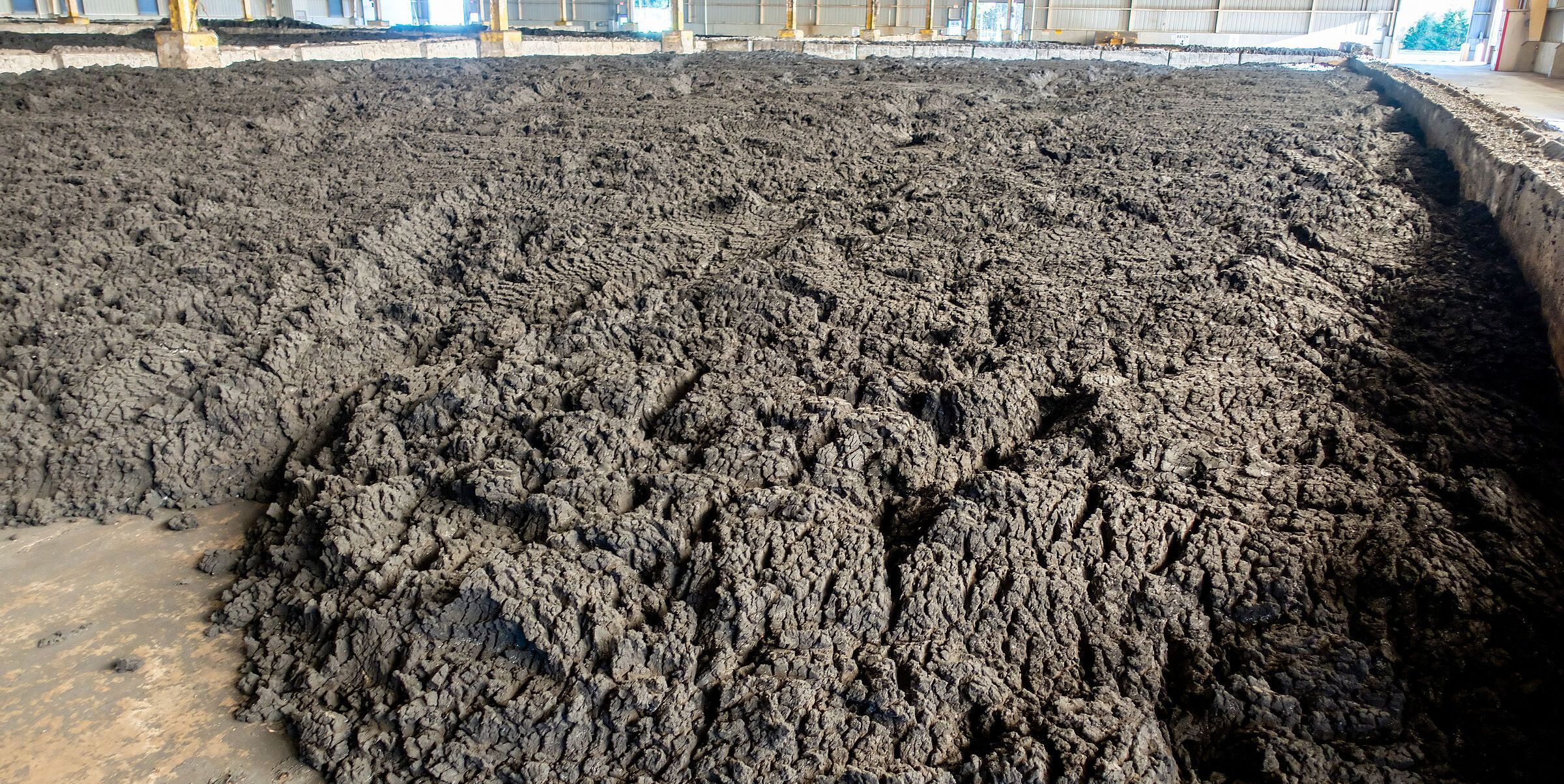 Aus dem Abwasser in Bayern stammt Klärschlamm, der hier in einer Lagerhalle getrocknet wird. (Foto: digidreamgrafix/stock.adobe.com)