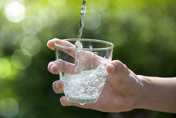 Ein Wasserglas wird gerade gefüllt: Leitungswasser hat viele Vorteile gegenüber Mineralwasser. (Foto: bigfoot/stock.adobe.com)