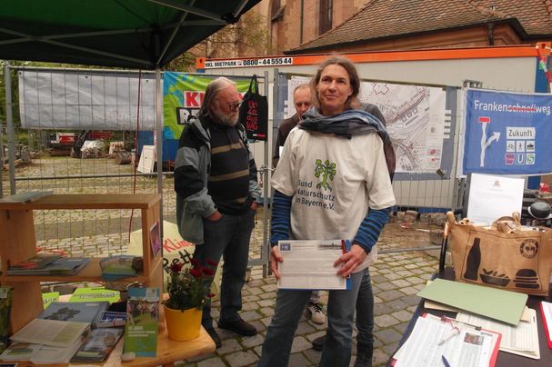 Unterschriften sammeln am Infostand