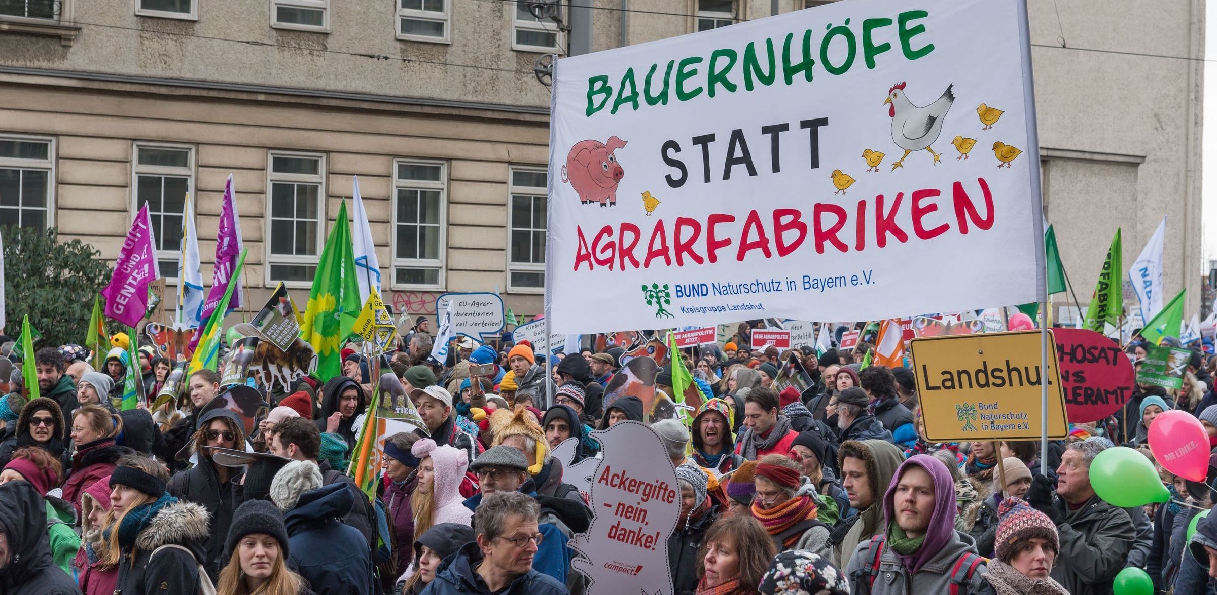 BN-Aktive auf der "Wir-haben-es-satt-Demo" in Berlin (Foto: Heinrich Inkoferer) Agrarpolitik: Demozug mit vielen Menschen. Ein Transparent des BUND Naturschutz fordert Bauernhöfe statt Agrarfabriken