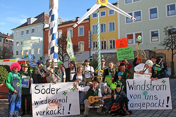 Fußgruppe mit Gaudi-Windrad und Plakaten