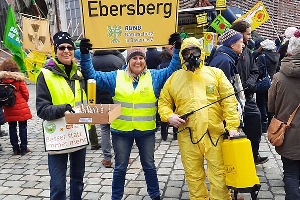 11.02.2023-Countdown für Isar 2-v.li. Rosi Reindl, Regina Wegemann, Foto: BUND Naturschutz Ebersberg 