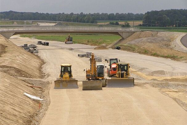 Planierraupen und Bagger auf einem Abschnitt neu erschlossener Straße mitten auf dem Feld (Foto: BN-Archiv)