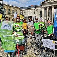 BN-Aktive mit Fahrrädern und Bannern "Stadt FAIRteilen" (Foto: Theresa Hiemer)