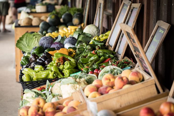 Regionales Obst und Gemüse am Gemüsestand (Bild: John/stock.adobe.com)