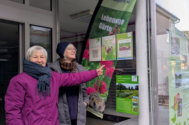 Ulrike Münz und Doris Appel von der OG Marktheidenfeld freuen sich über die neu gestalteten Schaufenster und werben für die Gartenveranstaltungen des BN, Foto Conni Schlosser