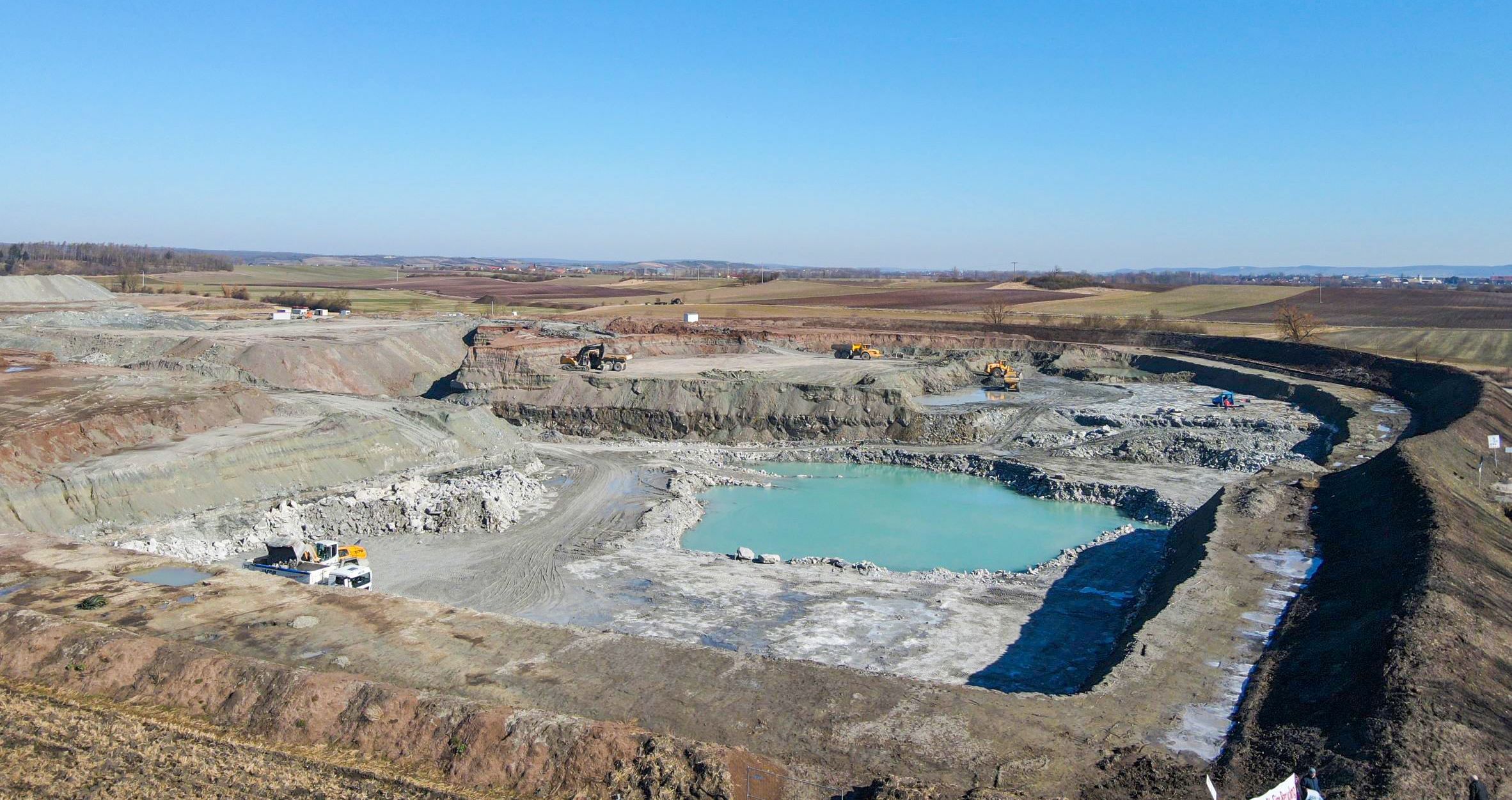 Das Bild zeigt eine "Mondlandschaft", die ein Tagebau zurückgelassen hat.