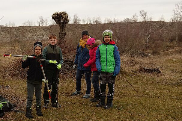 Die Kindergruppe des BUND-Naturschutz aus der Gemeinde Kraiburg beim Ar-beitseinsatz