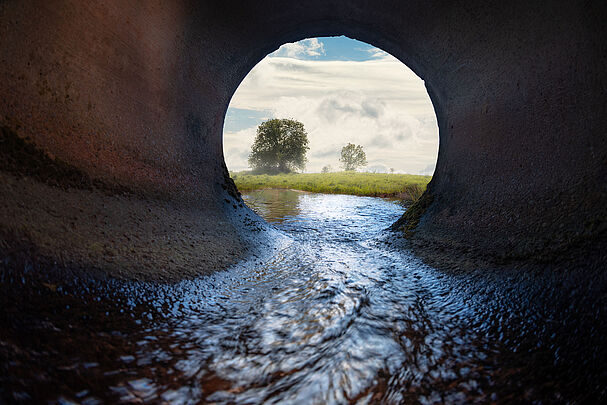 Abwasserrohr an einem Fluss: Das Abwasser-Abgabengesetz sorgte wieder für sauberere Flüsse (Foto: Happyphotons - stock.adobe.com) 