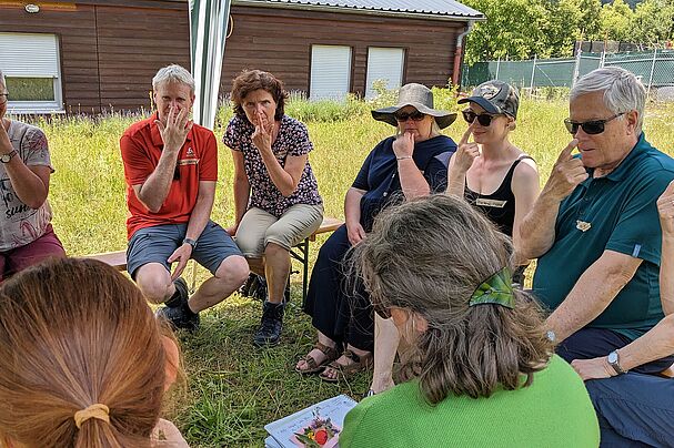 Bei einer Wildkräuterfortbildung lernten die Teilnehmenden nicht nur die Kräuter und ihre Einsatzgebiete kennen, sondern auch wie das Wissen darum kreativ weitergegeben werden kann. Im Bild die Teilnehmer*innen beim Naseweis-Spiel. Foto Conni Schlosser