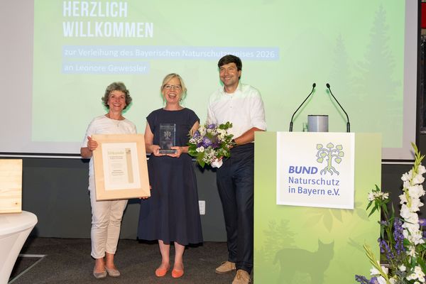 Verleihung des Bayerischen Naturschutzpreises an Leonore Gewessler (Foto: Heinrich Inkoferer). Verleihung des Bayerischen Naturschutzpreises an Leonore Gewessler (Foto: Heinrich Inkoferer).