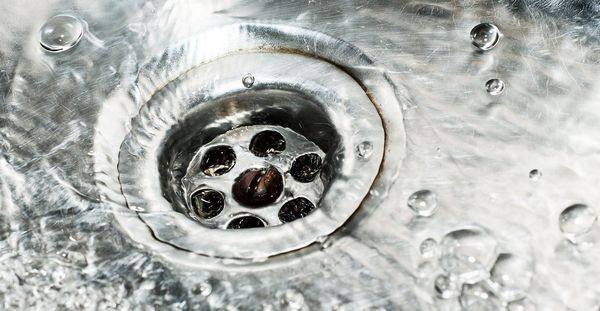 Befüllen Sie beim Abspülen das Becken, statt das Wasser laufen zu lassen (Foto: artshuramarine / stock.adobe.com)