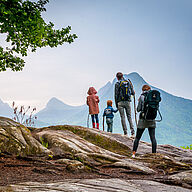 Wanderer genießen den Ausblick: Sanfter Alpentourismus. (Foto: jasckal - stock.adobe.com)