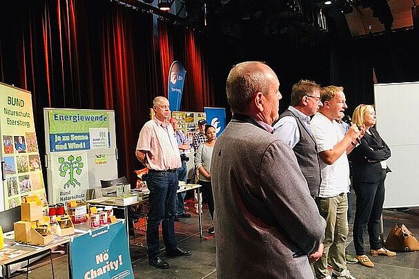 v.li: Hoher Besuch: Günter Obergrusberger (2. Bgm Ebersberg), Uli Proske (1. Bgm Ebersberg), Robert Niedergesäß (Landrat) und Doris rauscher (Stadträtin Ebersberg) vor dem BN-Stand auf der Ehrenamtsmesse