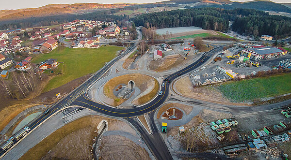 Luftaufnahme eines überdimensionierten Straßenbaus bei Patersdorf im Bayerischen Wald