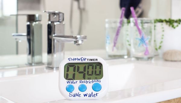 Wer die Duschzeit verkürzt, spart Wasser (Foto: HollyHarry/stock.adobe.com)