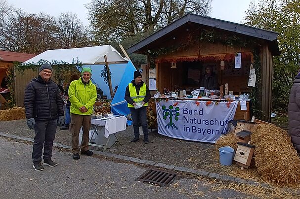 Marktbude mit Aktiven der OG Schnaitsee