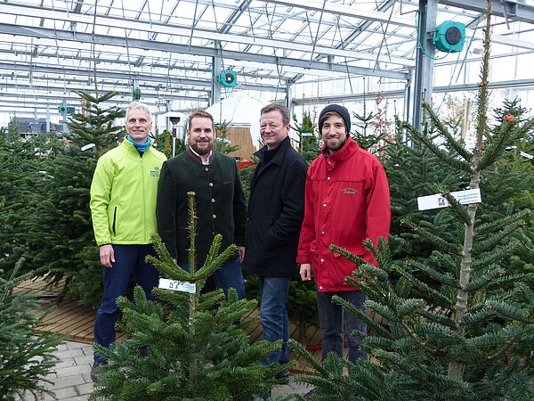 Die Vertreter von Naturschutz und Handel werben für Öko-Christbäume