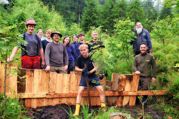 Gemeinsam für Bayerns Natur: Im Rahmen des BN-Wildkatzenprojekts haben BN-Aktive, Schüler eines Passauer Gymnasiums und Vertreter des Naturparks Bayerischer Wald ein Moor renaturiert und strukturreiche Waldbereiche geschaffen. (Foto: Lisa Sommer)