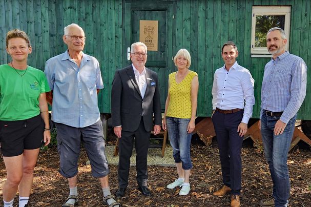 Im Bild v.l. Juliane Wellmann, Alfred Dill, Peter Schmitt, Frauke Beck, Thomas Rauch und Julian Bruhn vor dem frisch sanierten Bauwagen, Foto_Manfred Kleinwechter