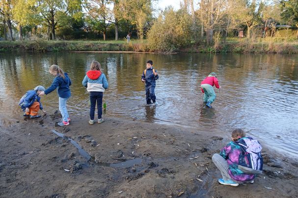 Kinder im Wasser