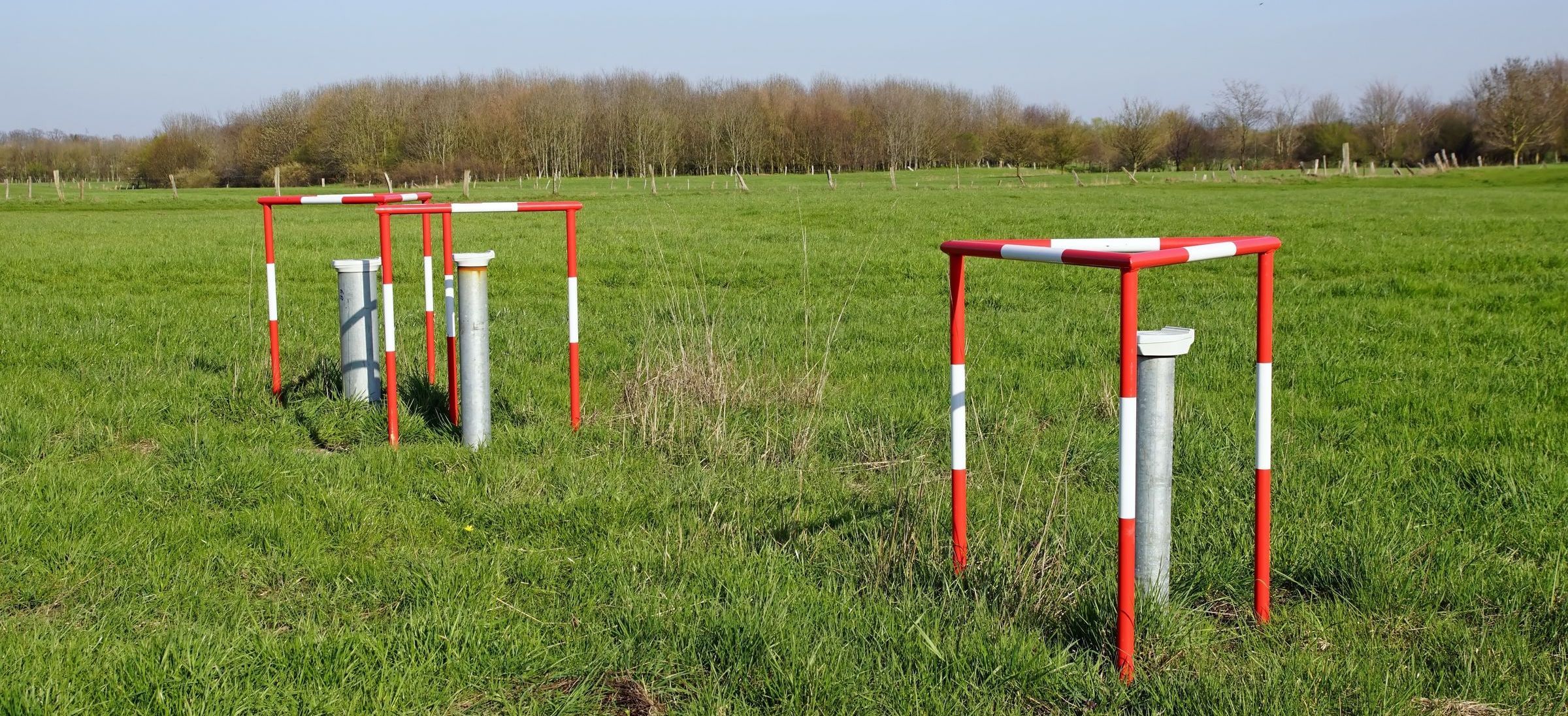 Grundwassermessstellen auf einem Feld: Die Grundwasserspiegel Bayern sinken, mancherorts gibt es Belastungen mit Schadstoffen – wir brauchen mehr Schutz. (Bild: brudertack69/stock.adobe.com)