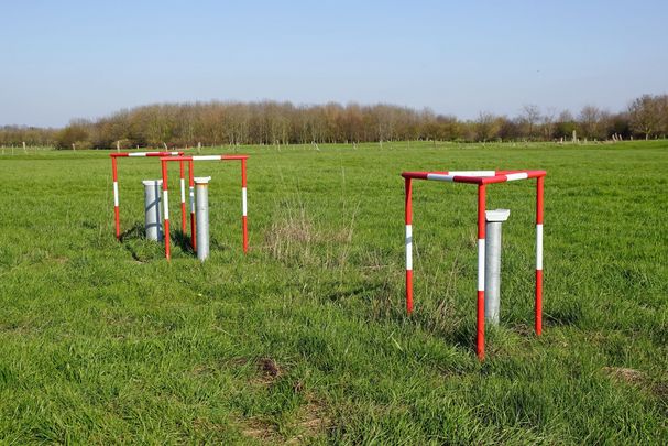 Grundwassermessstellen auf einem Feld: Die Grundwasserspiegel Bayern sinken, mancherorts gibt es Belastungen mit Schadstoffen – wir brauchen mehr Schutz. (Bild: brudertack69/stock.adobe.com)