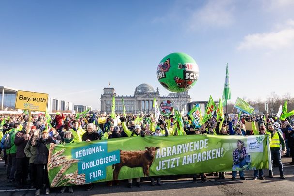 BN Aktive hinter dem Banner zur Agrarwende, Foto: Martin Geilhufe