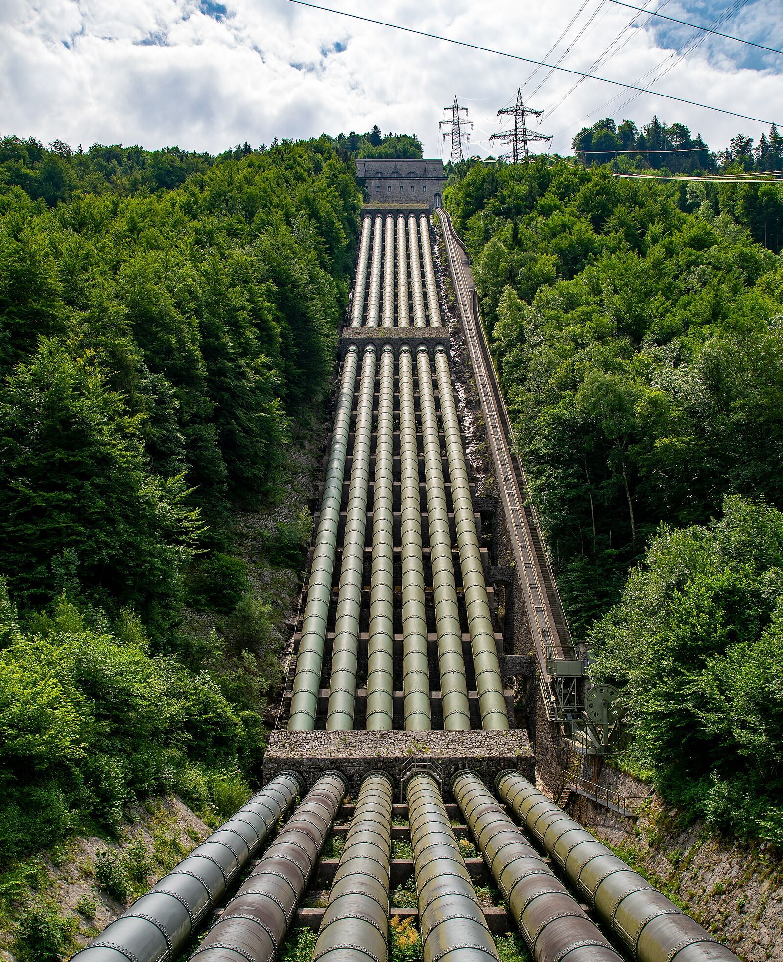 Energie in den Alpen: Rohrsystem des Wasserkraftwerks Walchensee über 200 Meter lang