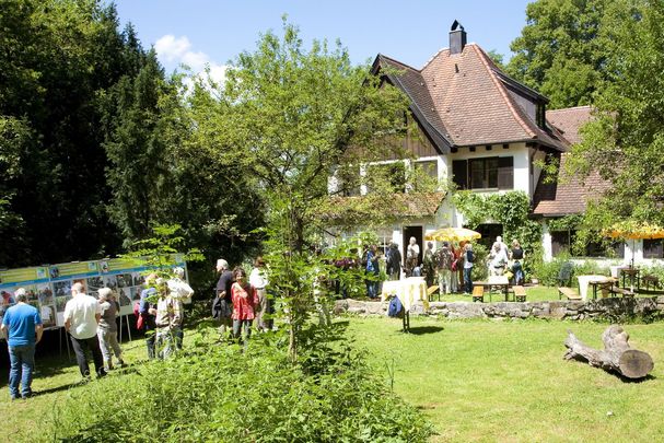 Nachhaltigkeitsfest Wartaweil mit Menschen vor der Villa Habersack (Bild: BN-Archiv)