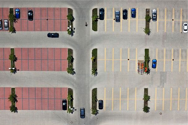 Vogelperspektive auf einen fast leeren Discounterparkplatz. (Foto: Klaus Leidorf)